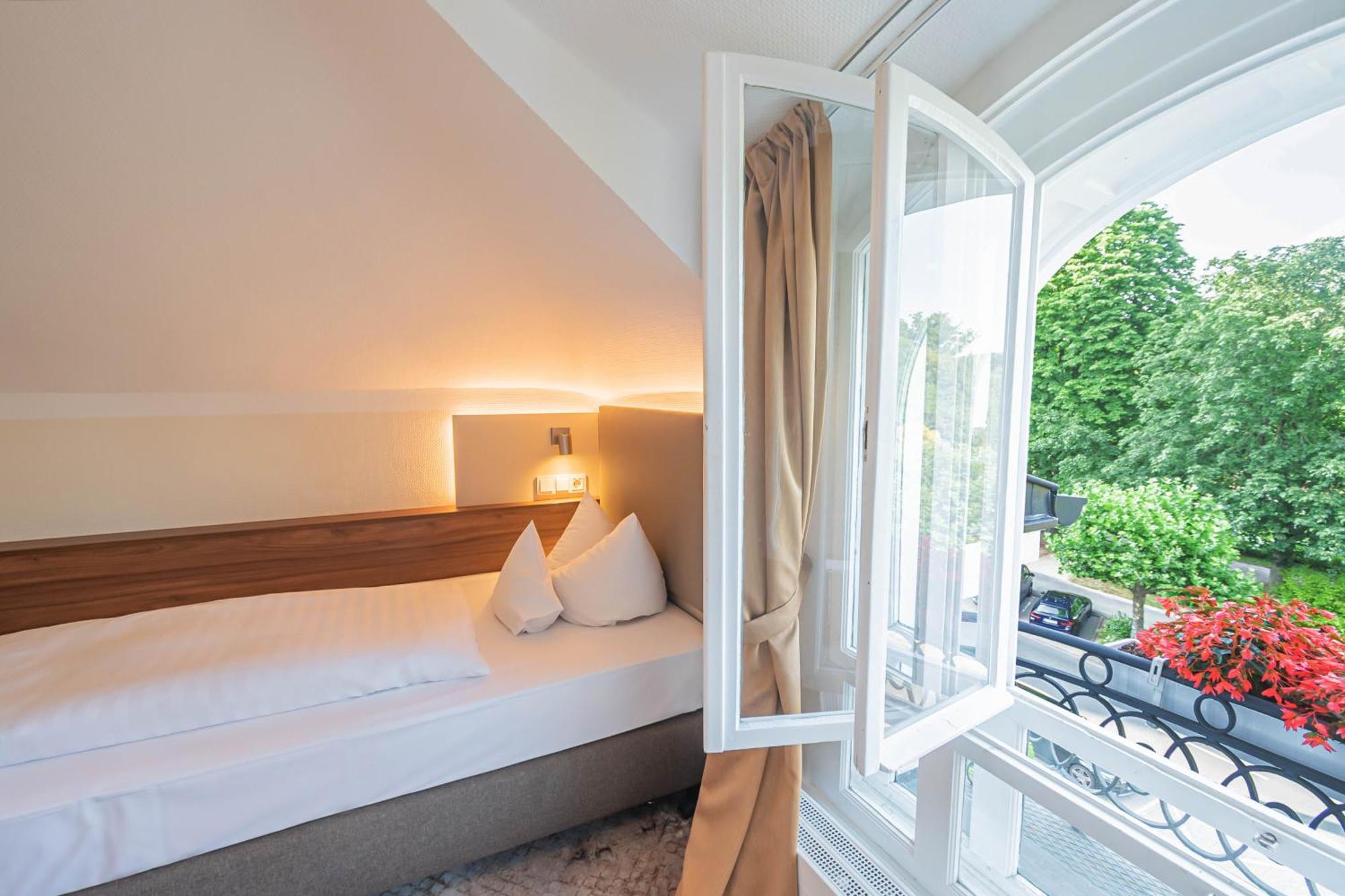 Hotel Villa Am Kurpark Бад Хомбург фор дер Хьое Екстериор снимка